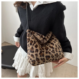 Détail du sac cabas en peluche léopard avec texture fausse fourrure et fine bandoulière