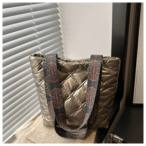 Détail du sac cabas matelassé doré métallique avec bandoulière en jacquard tissé