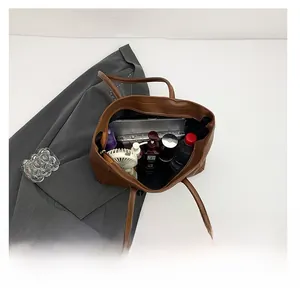Draufsicht auf braune Leder-Shopper-Tasche mit großem Fassungsvermögen für Laptop und mehr
