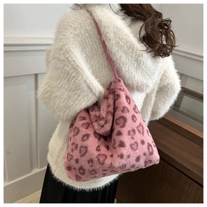 Détail du sac cabas en fausse fourrure rose à motif léopard avec texture douce et bandoulière