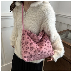 Détail du sac cabas en fausse fourrure rose avec imprimé léopard cœur et bandoulière