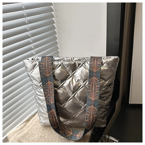 Détail du grand cabas matelassé argenté avec bandoulière jacquard bohème colorée