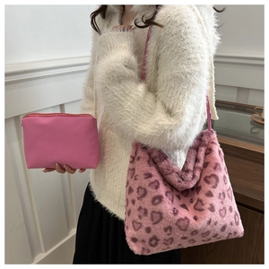 Sac fourre-tout rose en peluche à motif cœur léopard avec sa petite pochette assortie