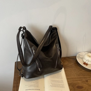 Grand sac cabas minimaliste en similicuir marron avec détails à double fermeture