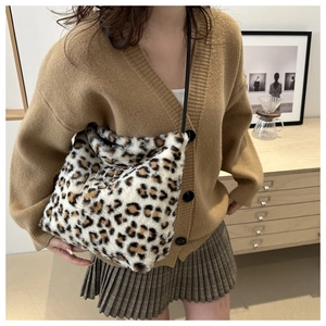 Vue détaillée du sac cabas en peluche imprimé léopard avec texture douce et bandoulière noire