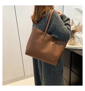 Detailansicht der dunkelbraunen Tote-Tasche mit hochwertiger Kunstledertextur und Ziernähten