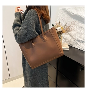 Braune Leder-Tote-Bag für Damen über der Schulter in moderner, minimalistischer Umgebung