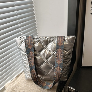 Sac fourre-tout matelassé argenté avec large bandoulière bohème pour femme chic