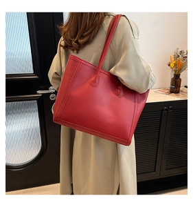 Rote große Tragetasche am Modell für Größe und lässigen Winter-Pendler-Stil gezeigt