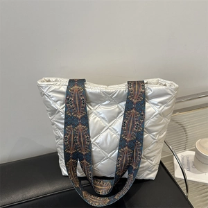 Sac fourre-tout matelassé blanc élégant avec bandoulière jacquard ethnique colorée