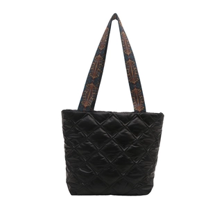 Sac fourre-tout noir matelassé avec poignées à imprimé géométrique et texture losange