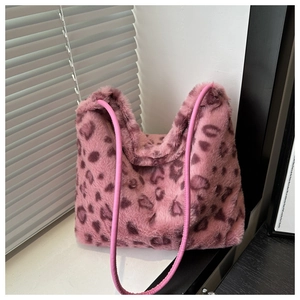 Vue détaillée de la texture léopard rose en fausse fourrure d'un sac cabas peluche