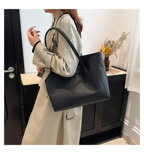 Minimalistische schwarze Shopper-Tasche mit großem Fassungsvermögen in modernem Dekor