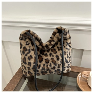Détail de la texture douce d'un sac cabas léopard en peluche avec fine bandoulière noire
