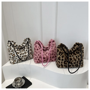 Sacs cabas en peluche imprimé léopard en beige, rose et marron sur des marches minimalistes
