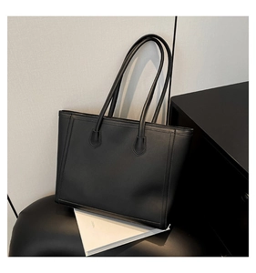 Detailaufnahme der schwarzen Leder-Tote-Bag mit matter Textur auf schlichtem Hintergrund
