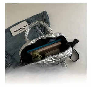 Vue de dessus du sac matelassé argenté spacieux montrant sa grande capacité intérieure
