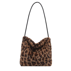 Sac fourre-tout en fausse fourrure léopard avec texture pelucheuse et bandoulière noire