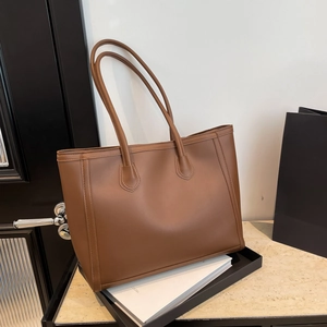 Minimalistische große Damen-Tragetasche aus braunem Leder für Freizeit und Alltag im Büro