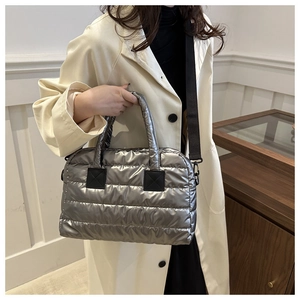 Sac fourre-tout matelassé argenté avec bandoulière amovible porté par un mannequin
