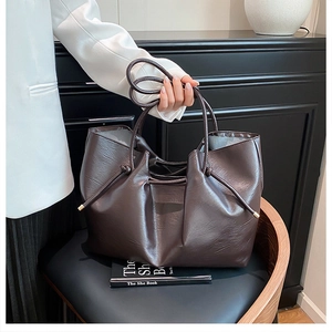 Detailansicht der großen dunkelbraunen Leder-Shopper-Tasche mit Schnürriemen und Textur
