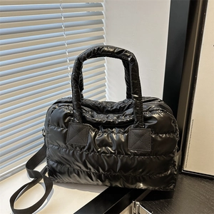 Sac fourre-tout matelassé noir brillant avec bandoulière amovible et réglable