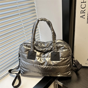 Sac fourre-tout matelassé argent métallique avec poignées rembourrées et bandoulière