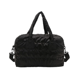 Sac Boston matelassé noir avec poignées et bandoulière réglable pour femmes
