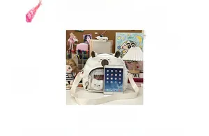 Detailed comparison of the white canvas bag size next to a tablet showing its dimensions