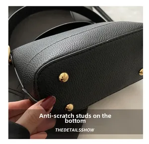 Gros plan du fond du sac en cuir noir avec quatre clous de protection en métal doré