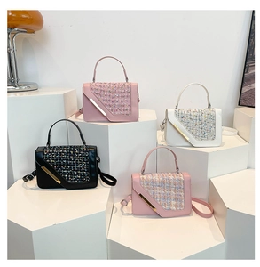 Détail de quatre sacs à main carrés élégants en noir, blanc et rose avec rabat en tweed