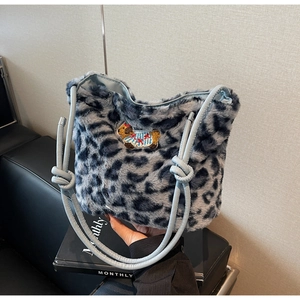 Borsa tote in ecopelliccia leopardata grigio blu con ricamo a cucciolo e manici lunghi