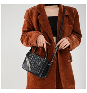 Détail d'un sac bandoulière en patchwork de tweed avec boucle dorée porté par un modèle