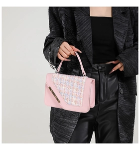 Détail de la texture en tweed rose et de la garniture métallique dorée sur le sac à main