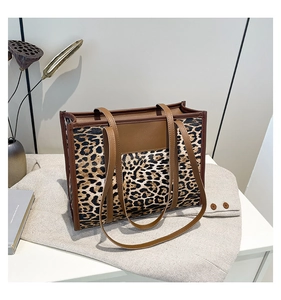 Détail du sac cabas à imprimé léopard avec garniture en cuir et doubles anses robustes