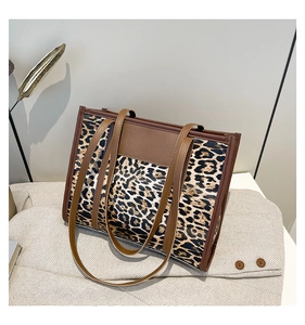 Détail du sac cabas à imprimé léopard avec anses en cuir marron et motif animalier chic