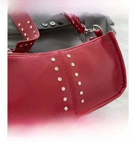 Détail du similicuir rouge avec texture litchi et ornements de rivets argentés
