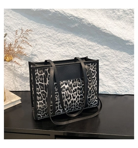 Détail du grand sac cabas avec imprimé léopard et fines bandoulières en cuir noir