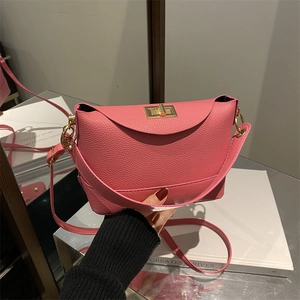 Sac seau en cuir grainé rose avec fermoir doré et bandoulière réglable