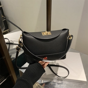 Sac seau minimaliste en cuir litchi noir pour femme avec fermoir doré