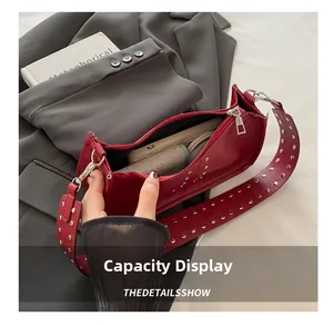 Sac hobo rouge à clous argentés avec affichage de capacité pour téléphone et porte-monnaie