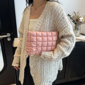 Borsa cosmetica rosa trapuntata e gonfia da donna, pochette minimalista in pelle sintetica