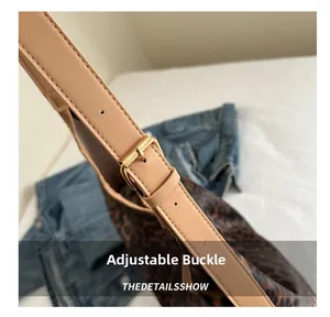 Détail de la bandoulière réglable du sac léopard avec boucle dorée et finition cuir