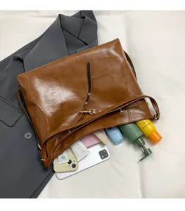 Dettaglio della borsa tote in pelle marrone con interno spazioso e grande capacità