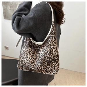 Détail du sac cabas à imprimé léopard avec bandoulières blanches et grand compartiment