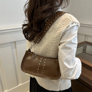 Braune Retro Hobo-Tasche aus Kunstleder mit Nietenbesatz und breitem Schultergurt
