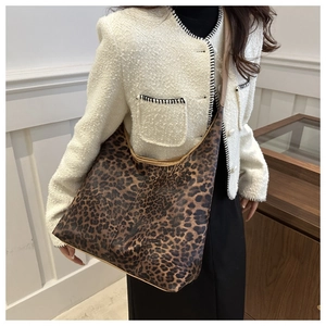 Détail du sac cabas à imprimé léopard avec lanières en cuir sur un mannequin