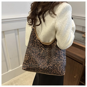 Vue latérale détaillée d'un grand sac cabas à motif léopard avec texture en similicuir