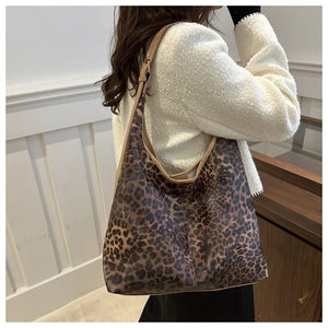 Détail du sac cabas à imprimé léopard avec bandoulière réglable en décor moderne