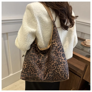 Vue détaillée arrière d'un grand sac cabas à imprimé léopard porté avec élégance et chic